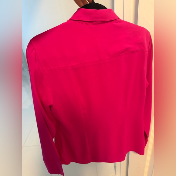 Exprés Slim Portofino Fuchsia Classic Button-Front Blouse in size medium - Picture 10 of 10